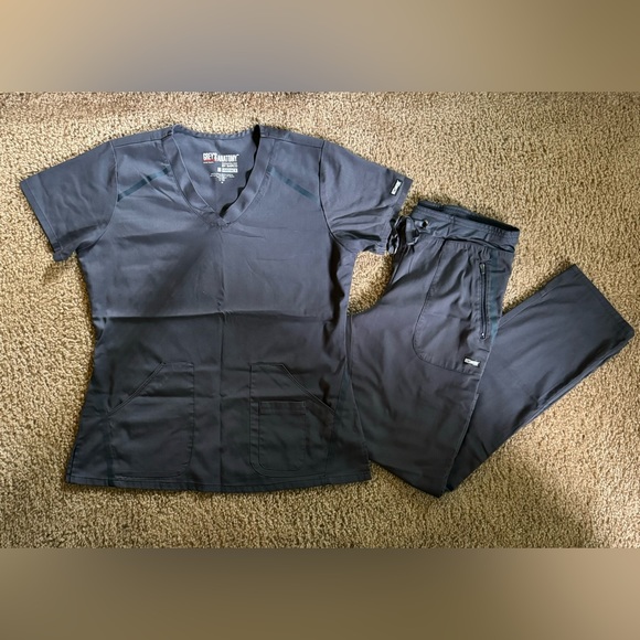Grey's Anatomy Women Scrubs - Picture 1 of 3